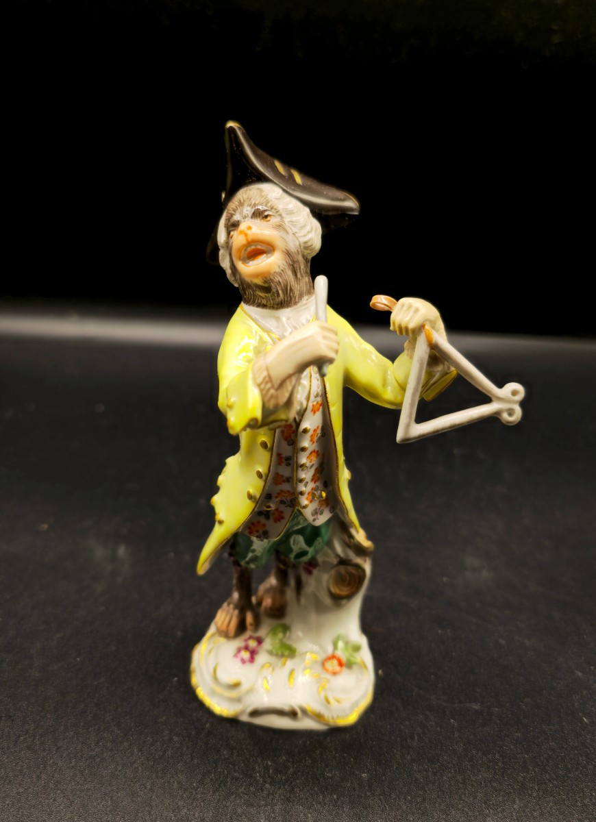 Singe de Meissen jouant du triangle
