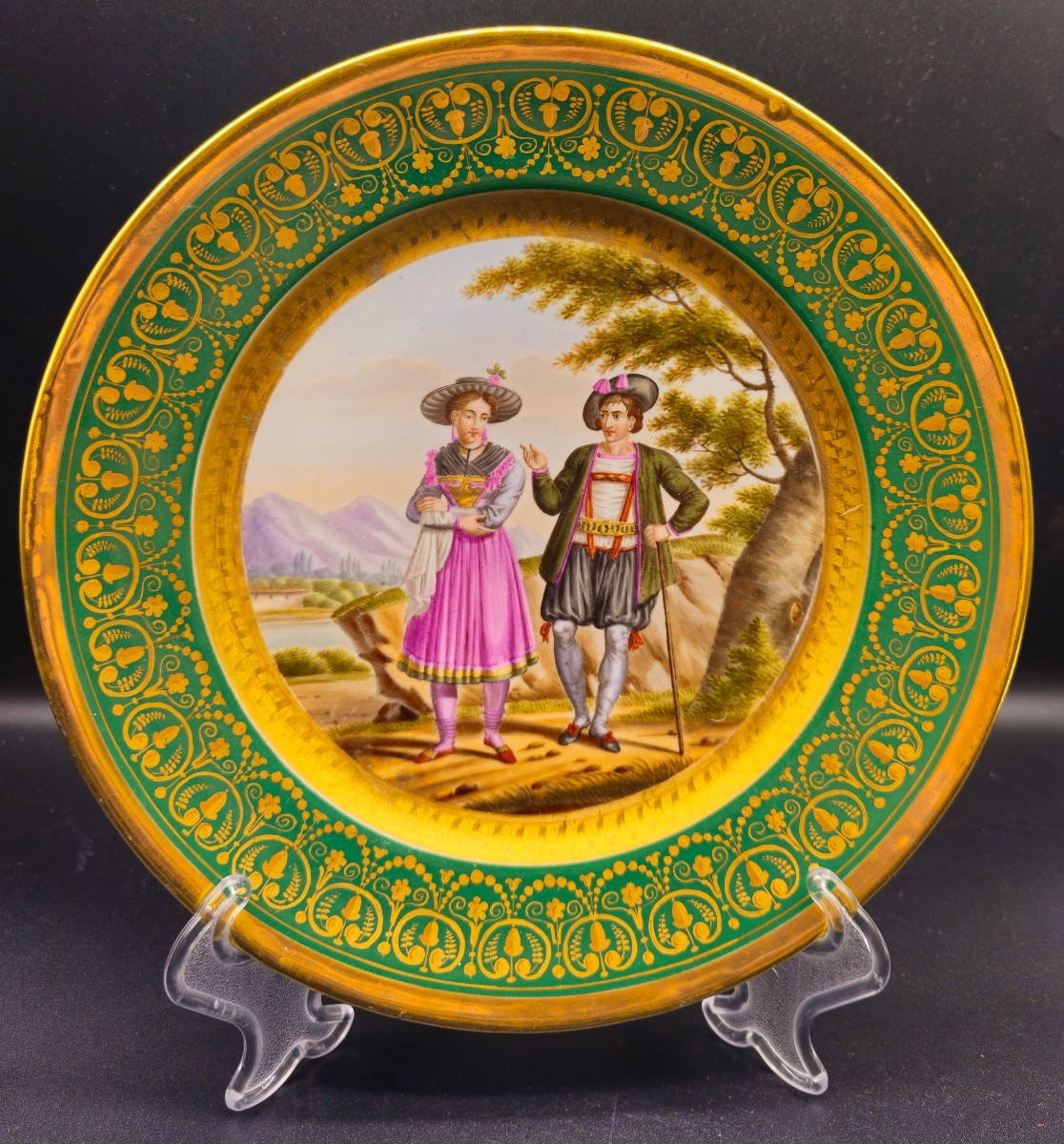 Assiette représentant les costumes des habitants de la vallée tyrolienne de Baruch Weil