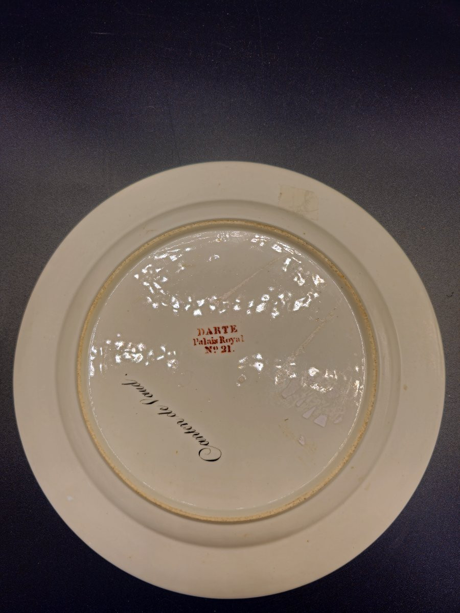 Assiette en porcelaine représentant les costumes du canton de Vaud, manufacture parisienn Darte-photo-1