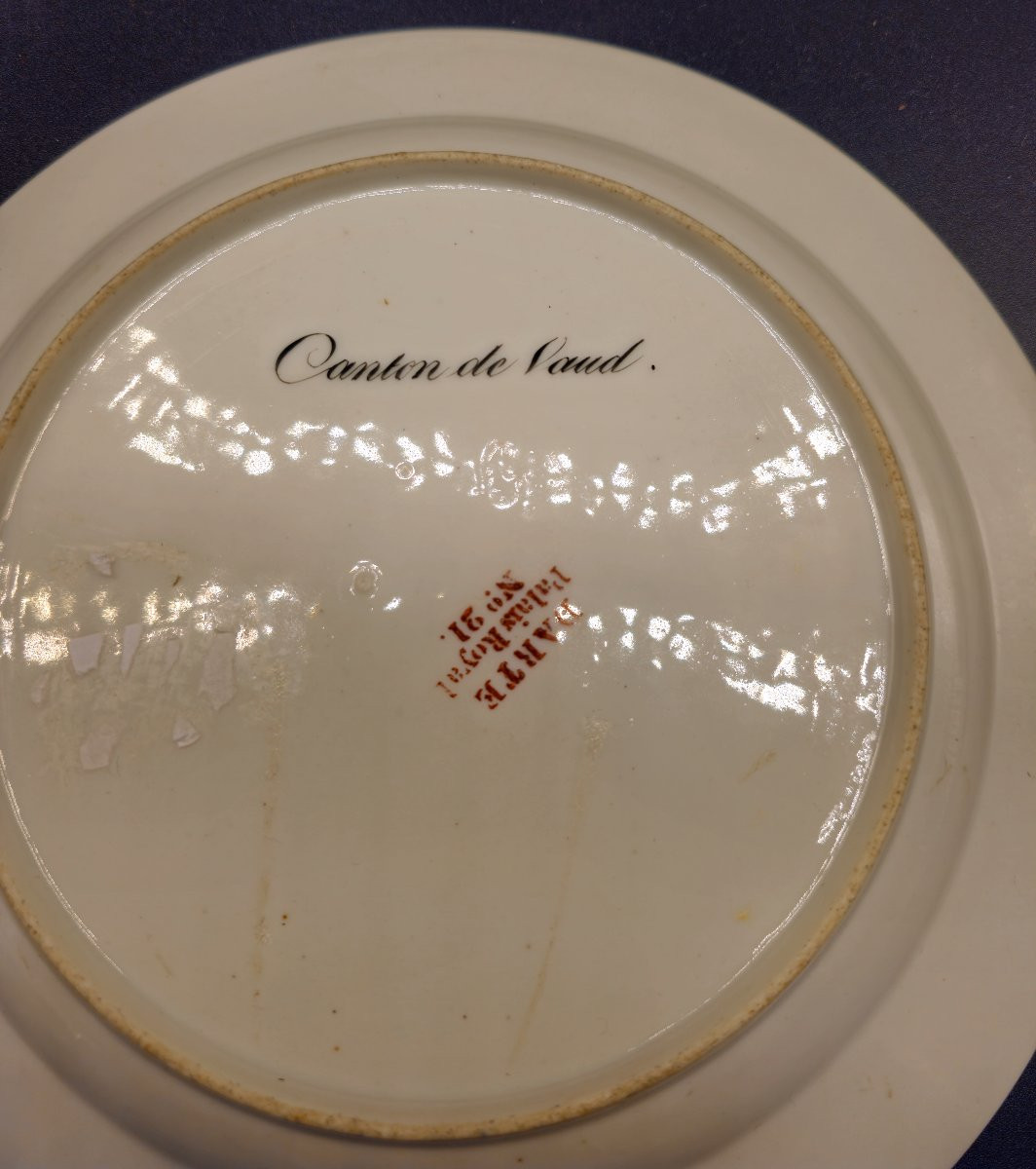 Assiette en porcelaine représentant les costumes du canton de Vaud, manufacture parisienn Darte-photo-2
