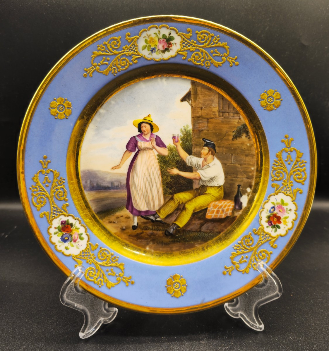 Assiette en porcelaine représentant les costumes du canton de Vaud, manufacture parisienn Darte