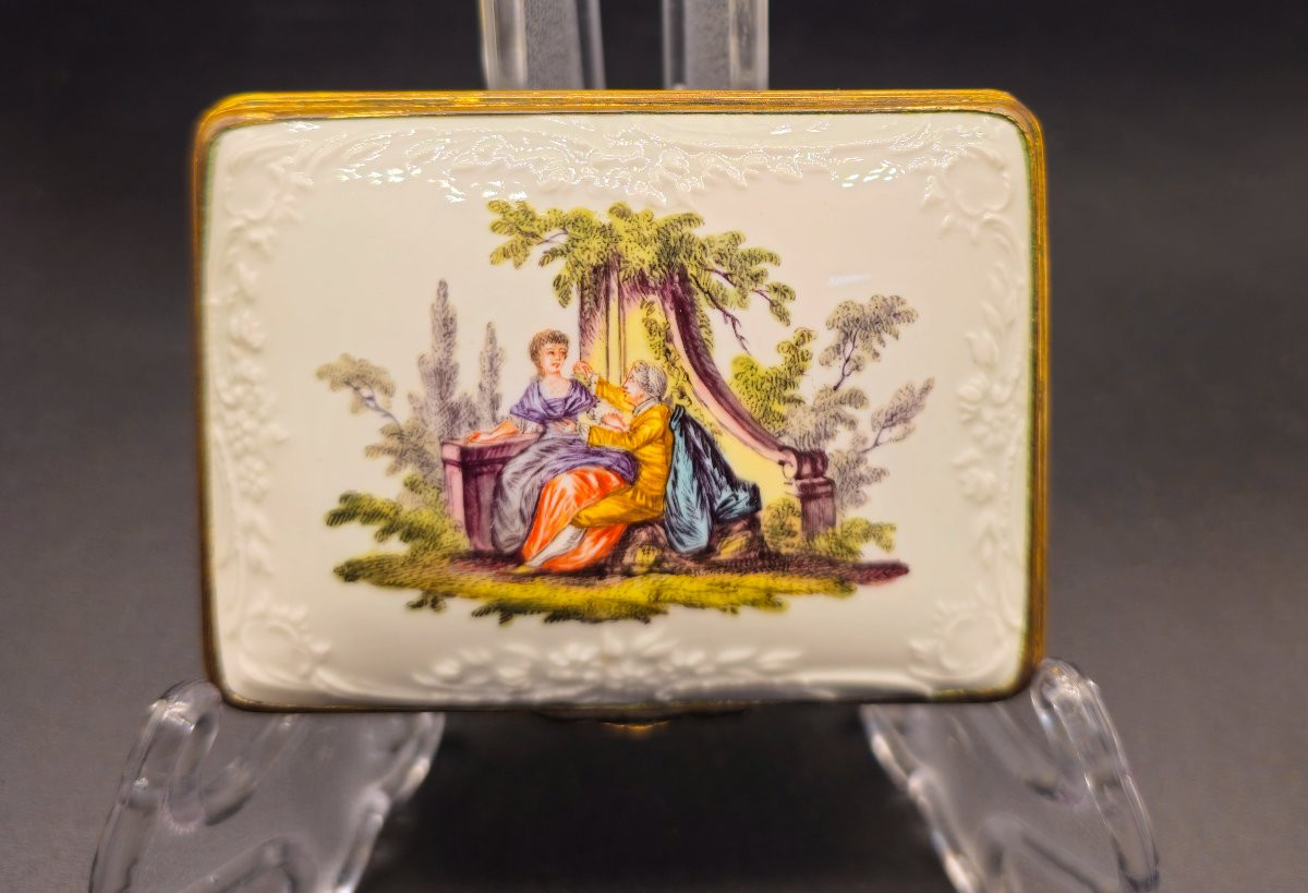 Berlin Porcelain Snuffbox With Scenes From The Commedia Dell'arte And Watteau-photo-2