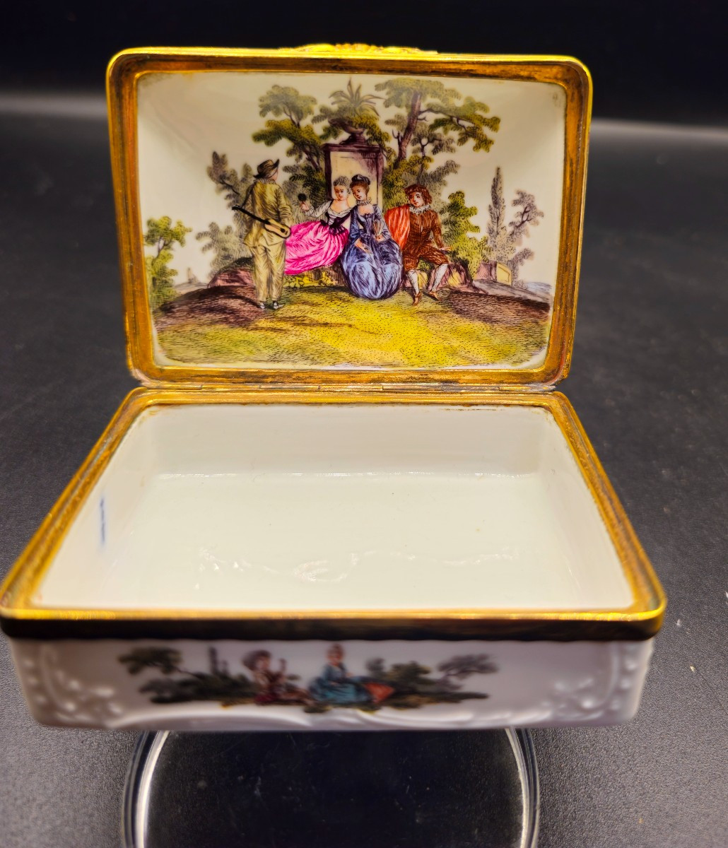 Berlin Porcelain Snuffbox With Scenes From The Commedia Dell'arte And Watteau