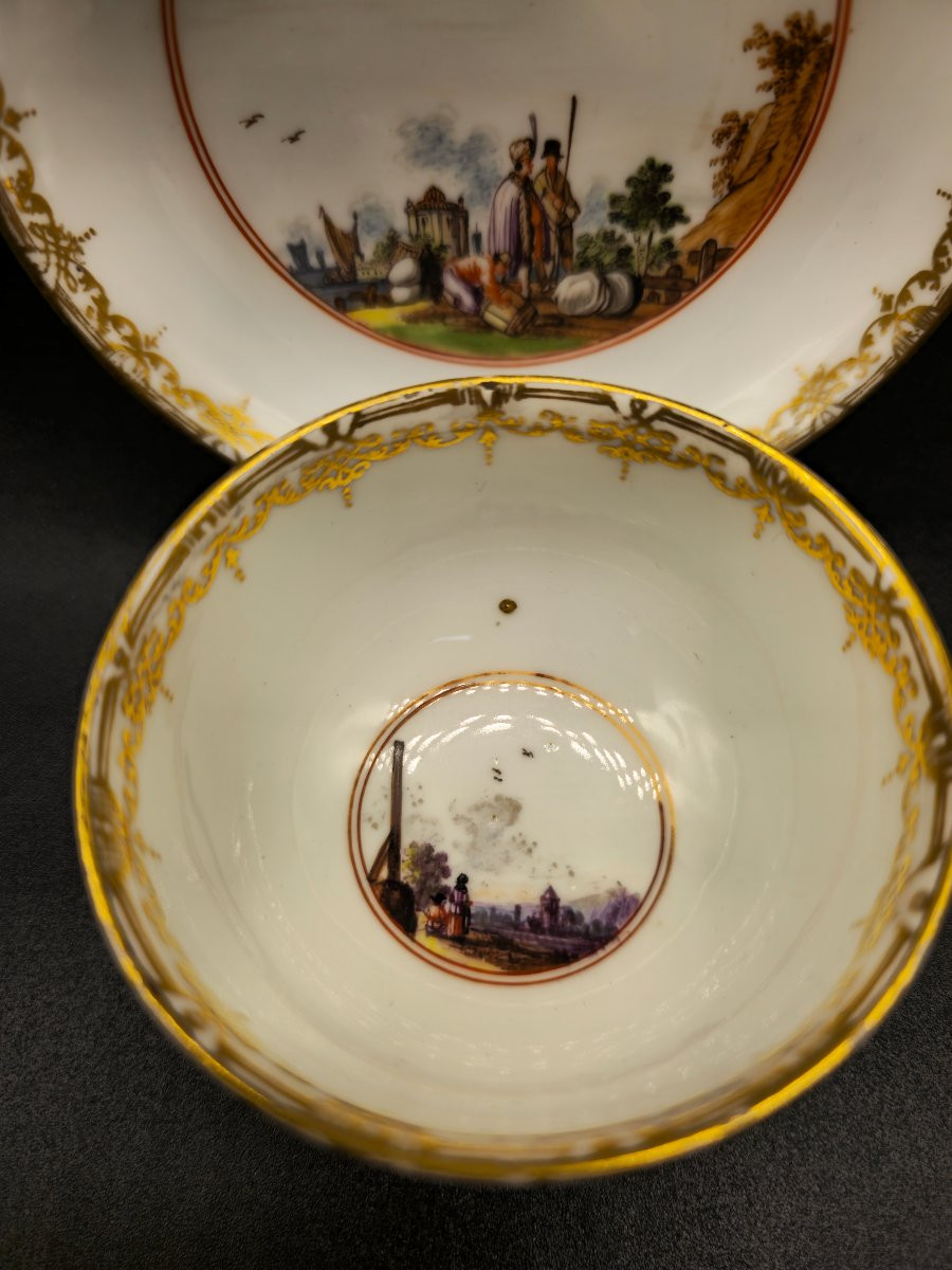 Tasse et soucoupe en porcelaine de Meissen à décor de ports, 1735-photo-2