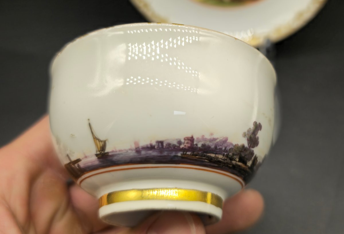 Tasse et soucoupe en porcelaine de Meissen à décor de ports, 1735-photo-1