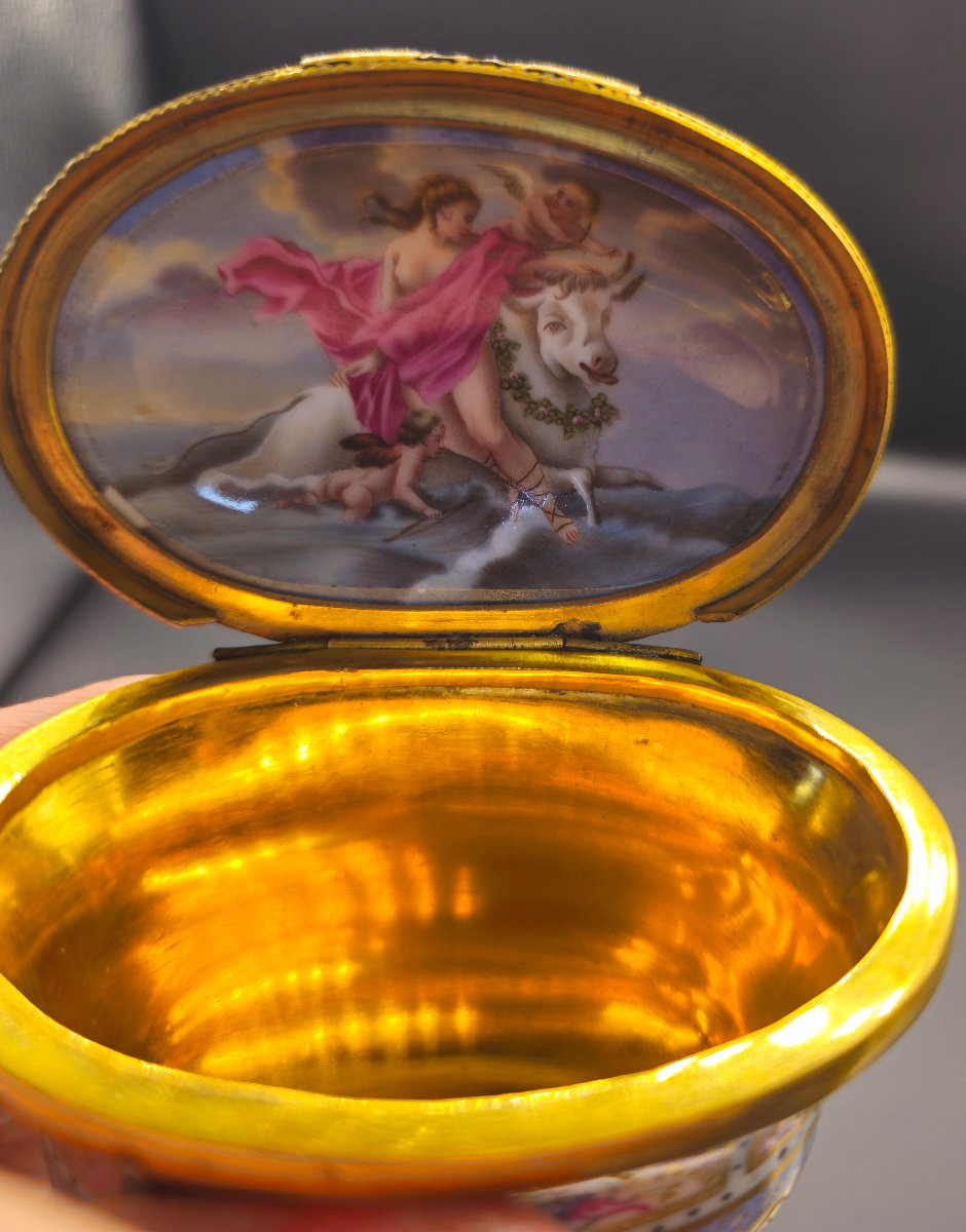 Antique Vienna Porcelain Snuffbox C.1820–30 – Diana And Endymion, Gilded Interior-photo-4
