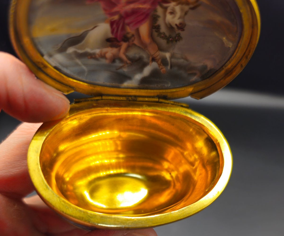 Antique Vienna Porcelain Snuffbox C.1820–30 – Diana And Endymion, Gilded Interior-photo-1