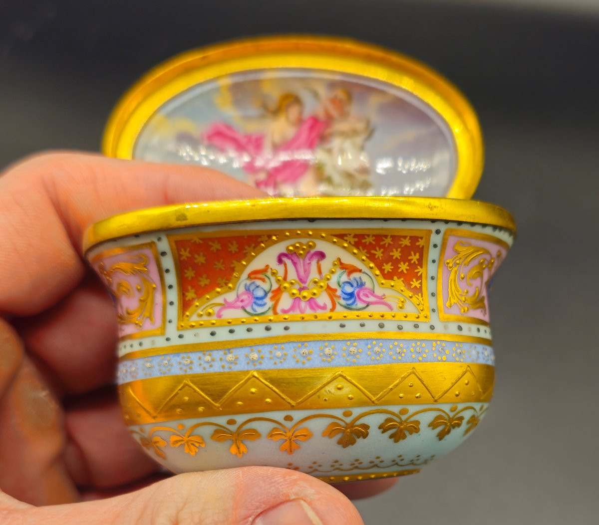 Antique Vienna Porcelain Snuffbox C.1820–30 – Diana And Endymion, Gilded Interior-photo-2