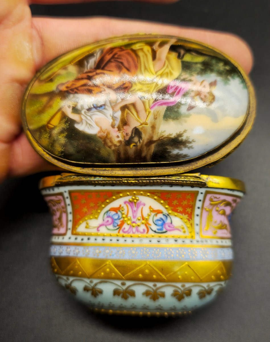 Antique Vienna Porcelain Snuffbox C.1820–30 – Diana And Endymion, Gilded Interior-photo-3