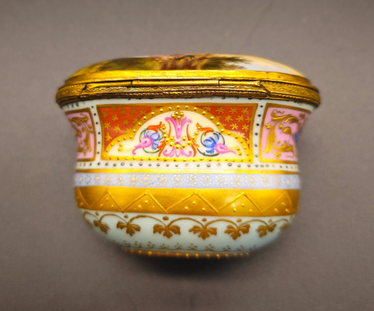 Antique Vienna Porcelain Snuffbox C.1820–30 – Diana And Endymion, Gilded Interior-photo-4