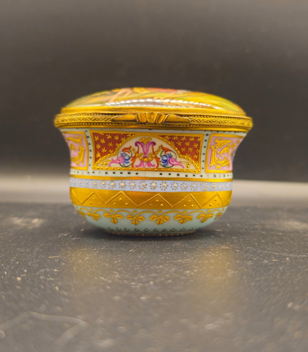Antique Vienna Porcelain Snuffbox C.1820–30 – Diana And Endymion, Gilded Interior