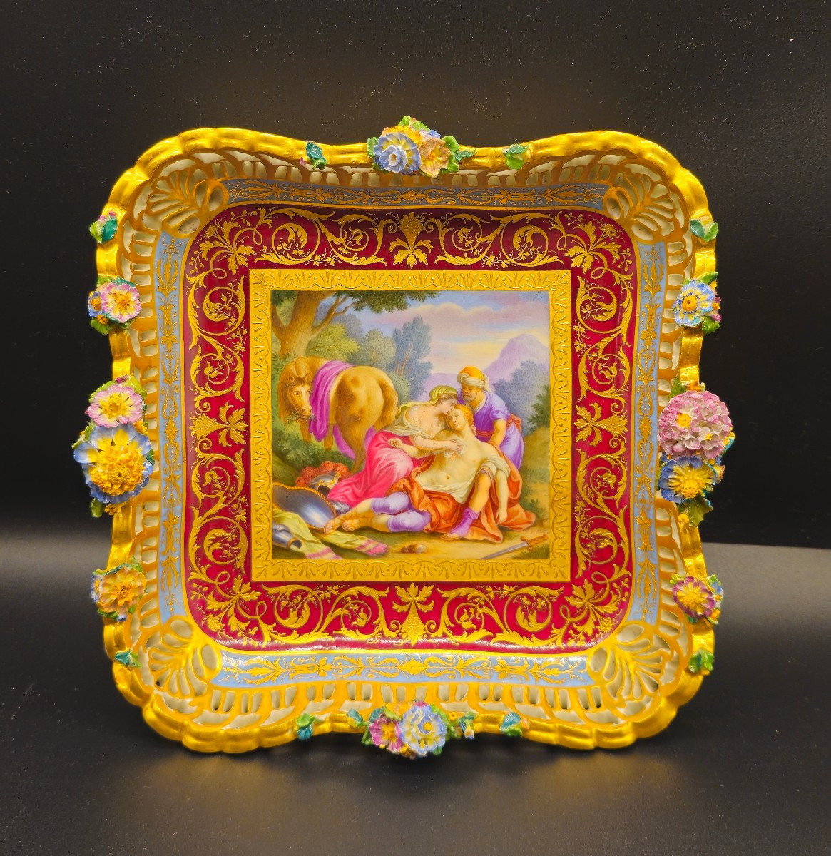 Petit plateau en porcelaine de Vienne 1830/40, Tancrède secourant Erminie