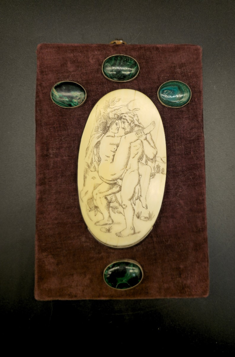 Plaque en ivoire gravée représentant Hercule et Omphale – scène mythologique érotique