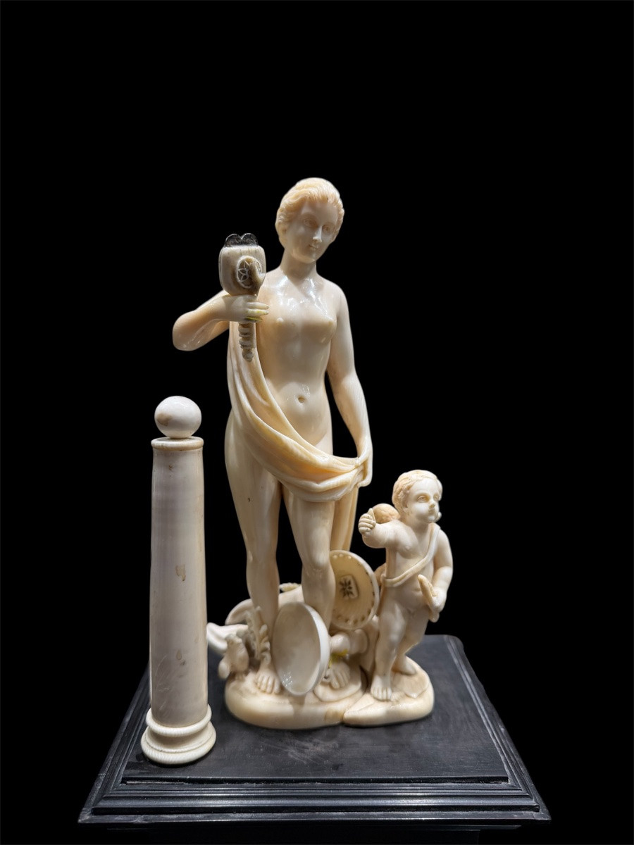 Vénus et Amour en ivoire, Dieppe fin XVIIe siècle, base en ébène et lapis-lazuli-photo-2