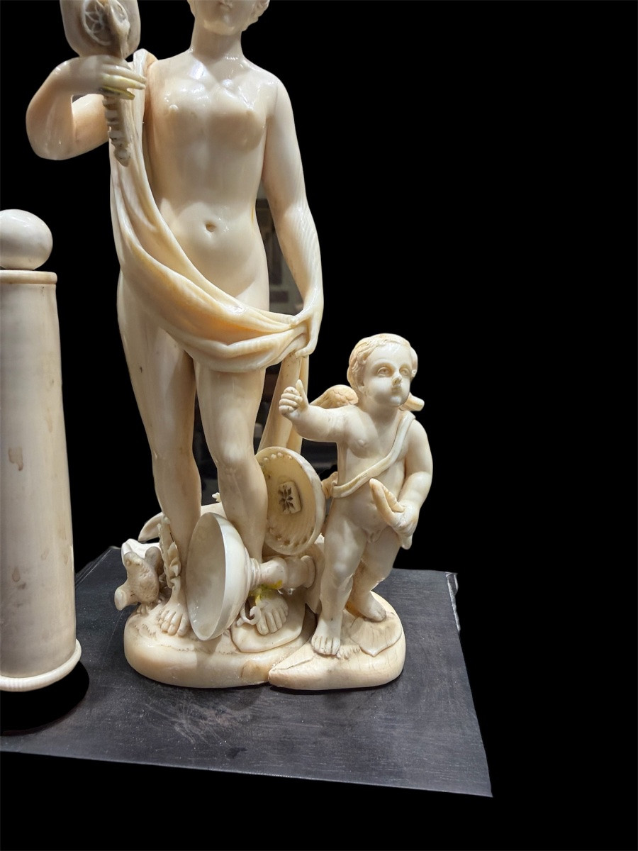 Vénus et Amour en ivoire, Dieppe fin XVIIe siècle, base en ébène et lapis-lazuli-photo-3