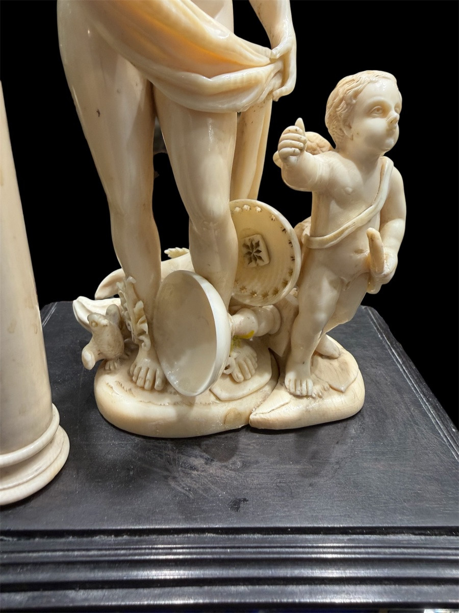 Vénus et Amour en ivoire, Dieppe fin XVIIe siècle, base en ébène et lapis-lazuli-photo-1