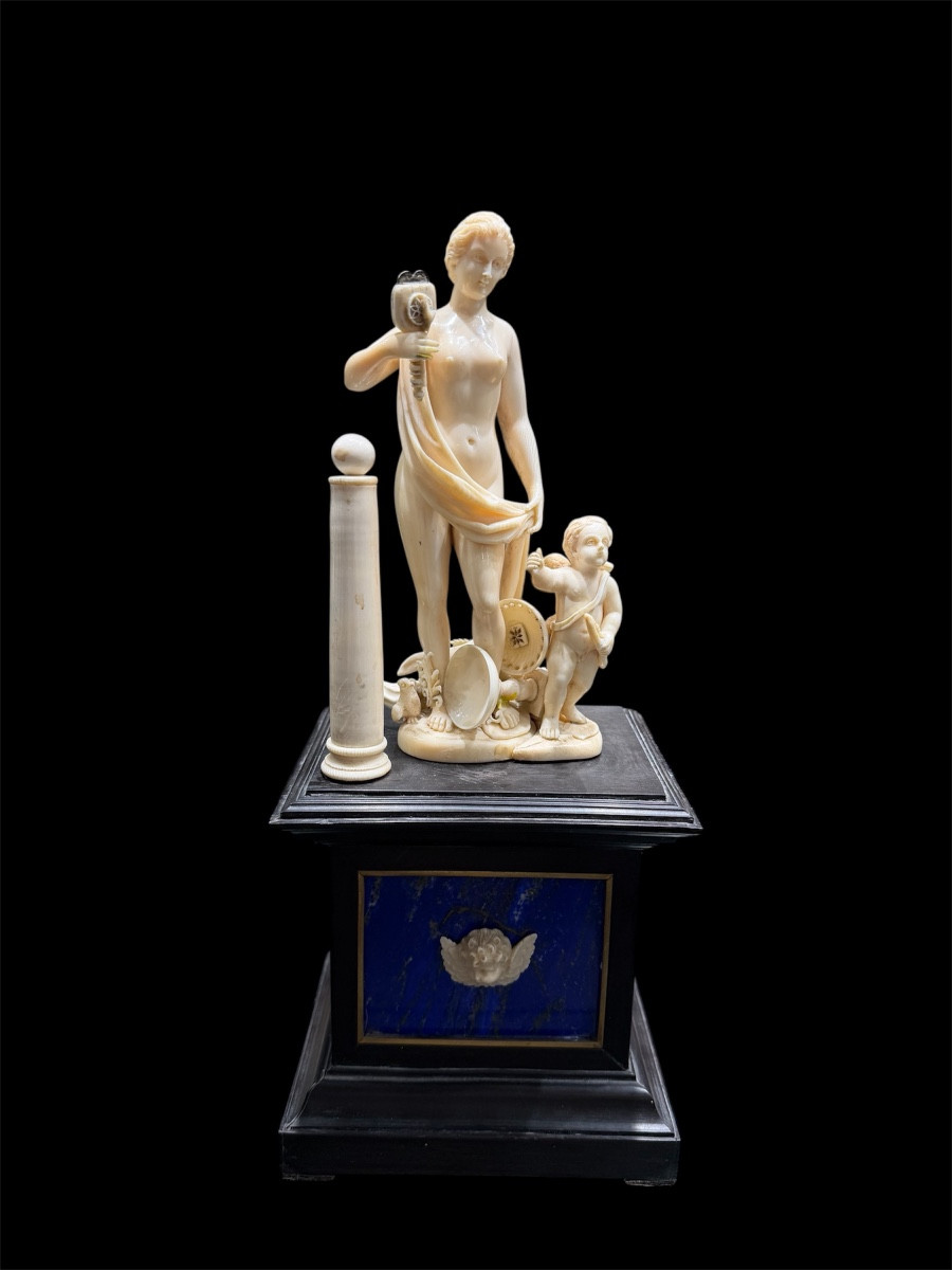 Vénus et Amour en ivoire, Dieppe fin XVIIe siècle, base en ébène et lapis-lazuli