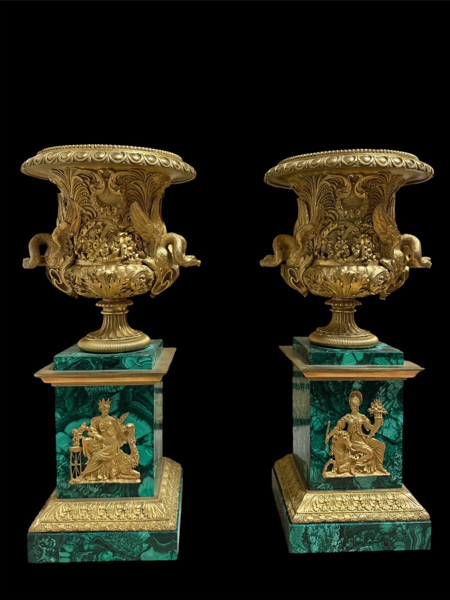 Paire de vases en bronze doré sur piédestaux en malachite, manufacture russe impériale, XIXe s.