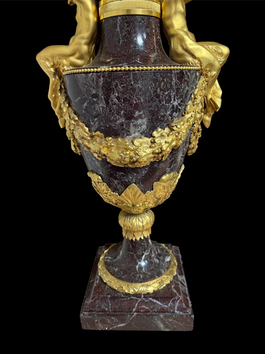 Importante paire de vases en marbre rouge levanto et bronze doré au feu-photo-1