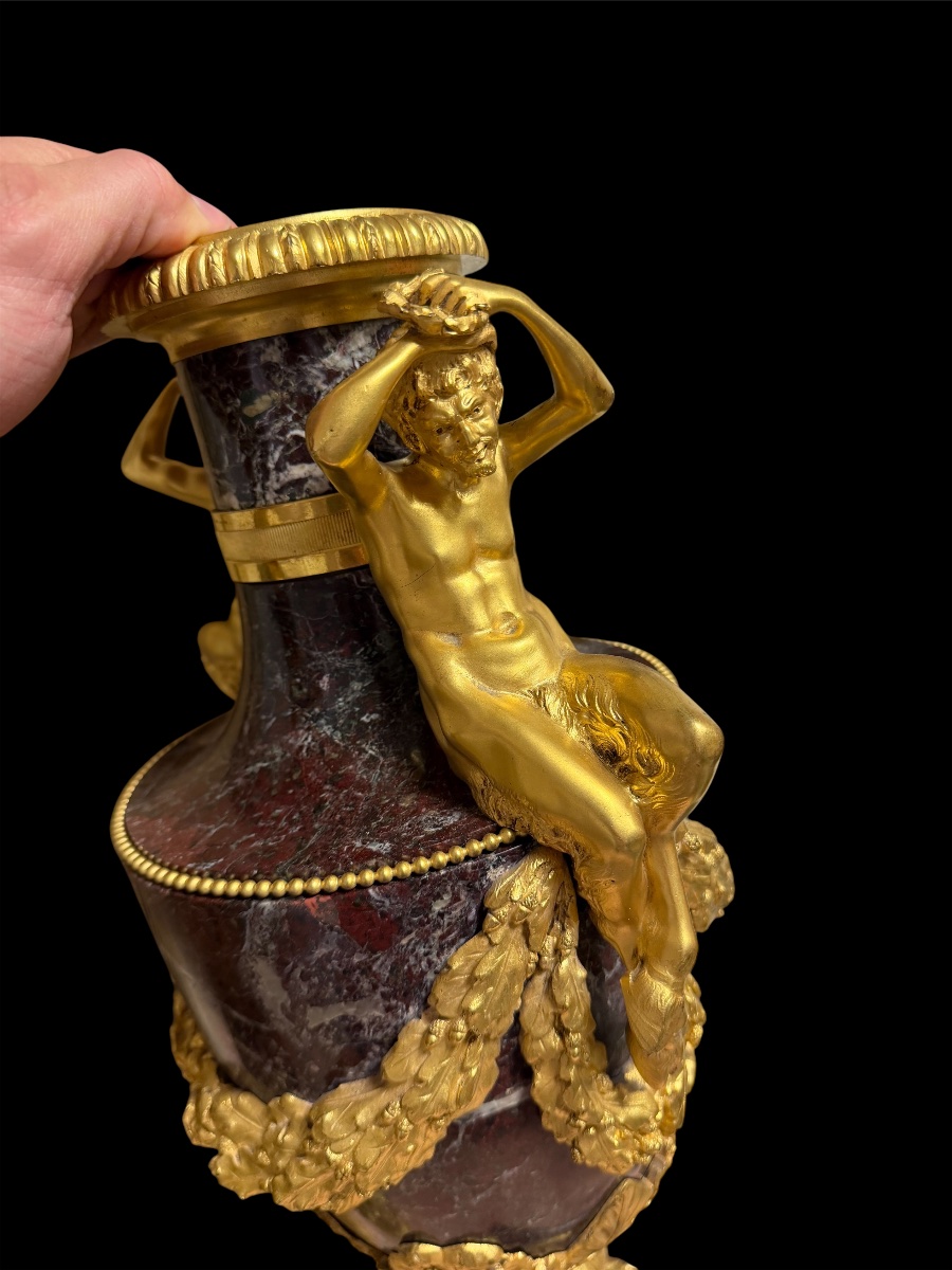 Importante paire de vases en marbre rouge levanto et bronze doré au feu-photo-2