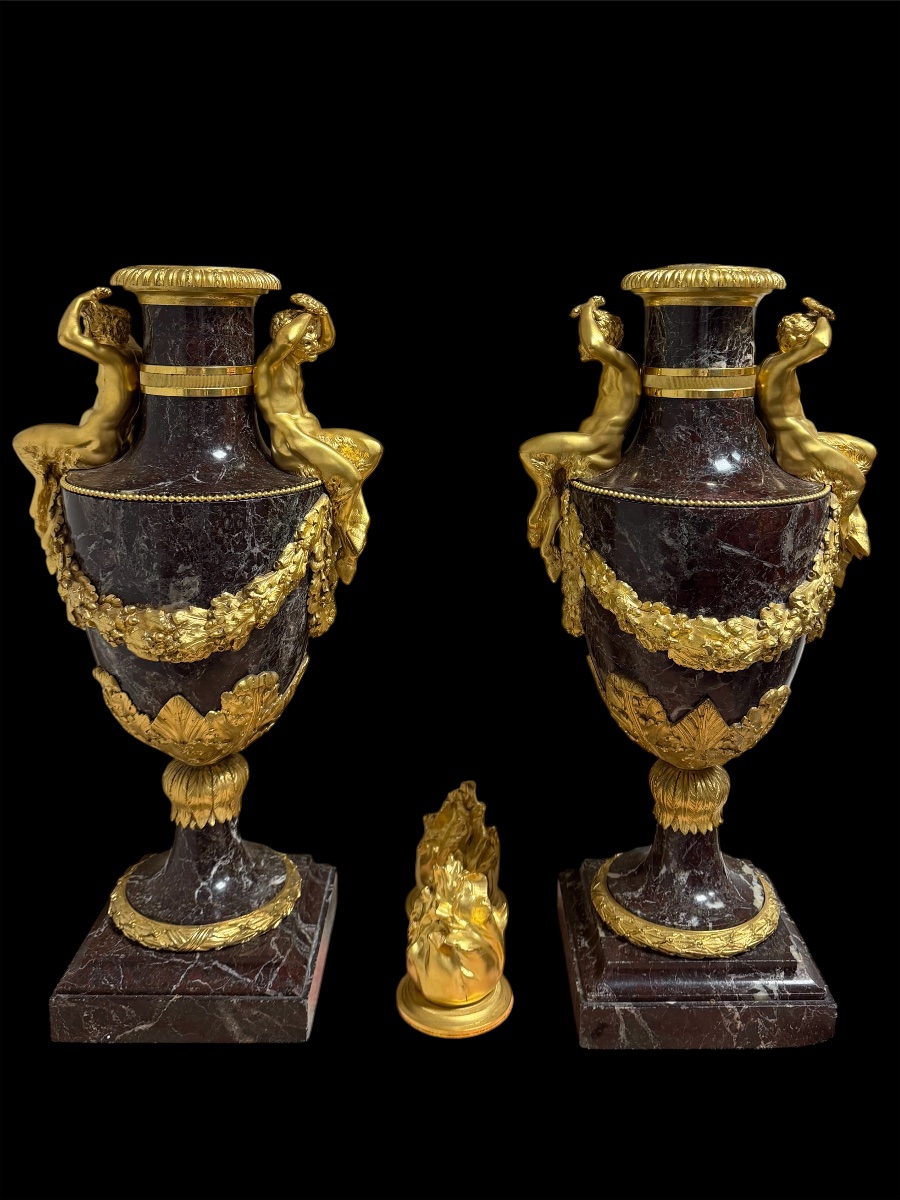 Importante paire de vases en marbre rouge levanto et bronze doré au feu-photo-3
