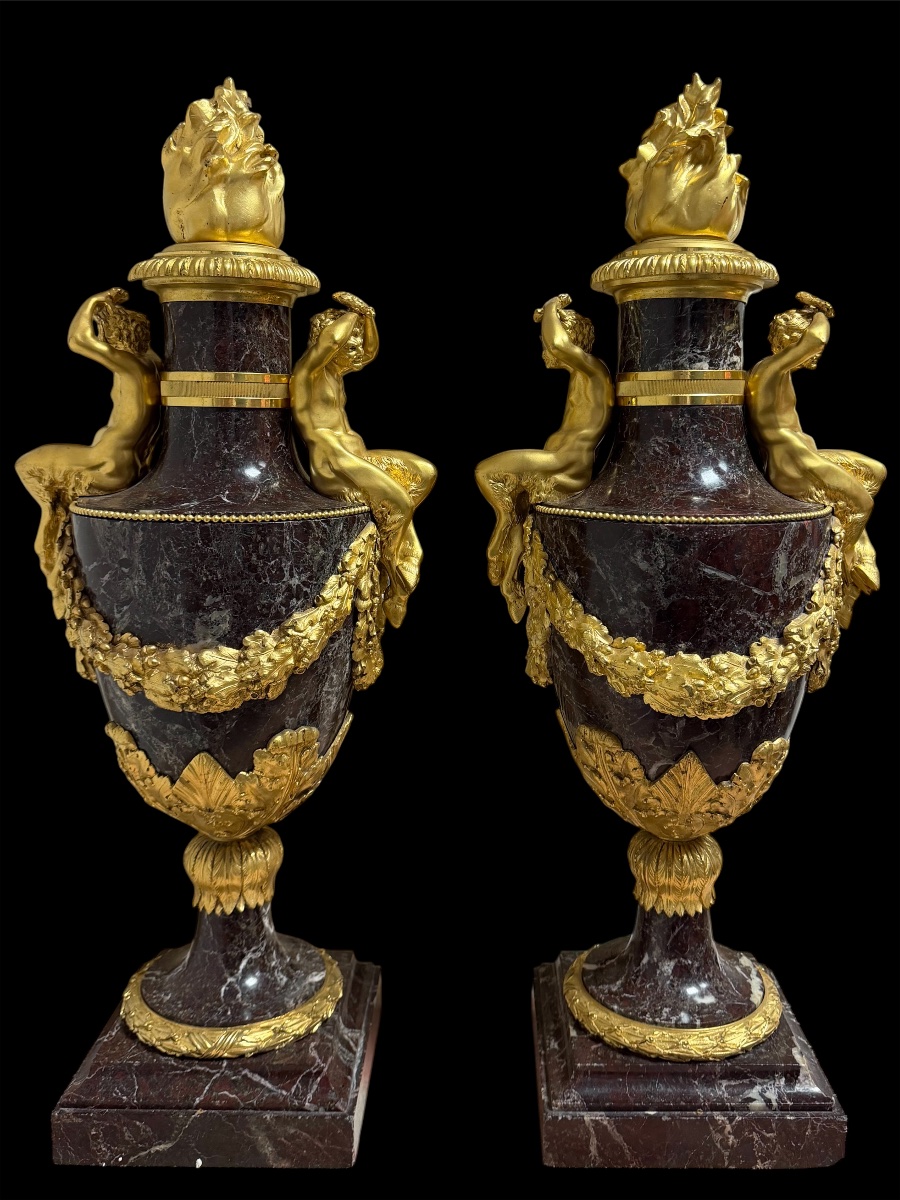 Importante paire de vases en marbre rouge levanto et bronze doré au feu