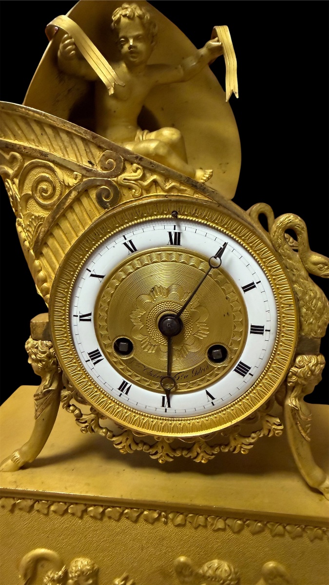 Pendule Empire “au chapeau bicorne napoléonien” avec angelot, bronze doré, Paris 1805-1810-photo-2