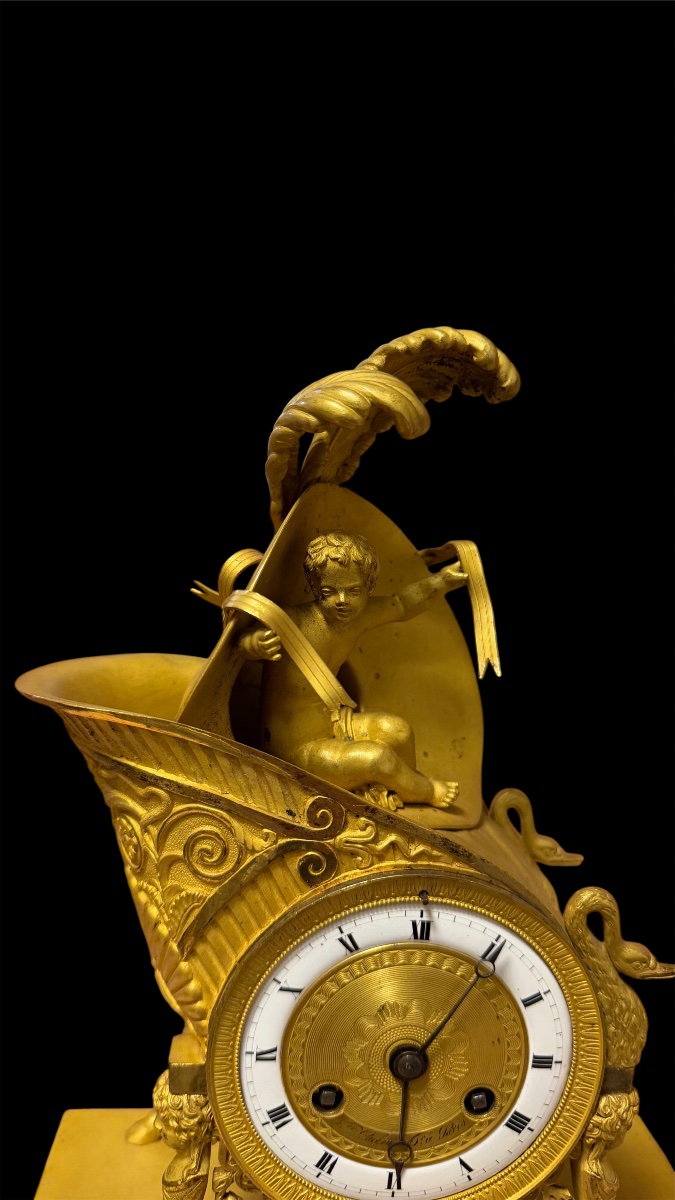 Pendule Empire “au chapeau bicorne napoléonien” avec angelot, bronze doré, Paris 1805-1810-photo-4