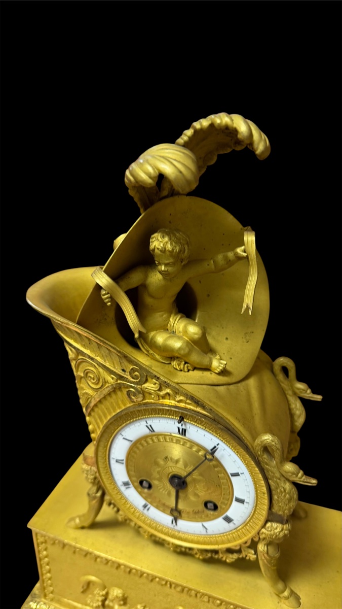 Pendule Empire “au chapeau bicorne napoléonien” avec angelot, bronze doré, Paris 1805-1810-photo-1
