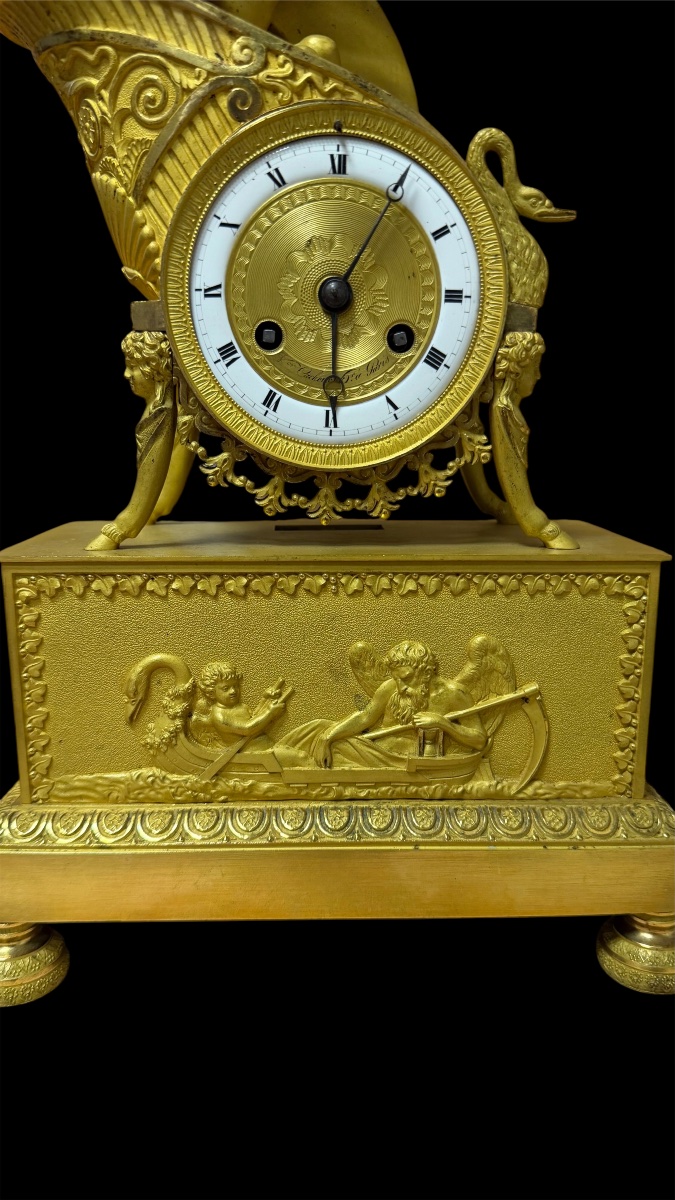 Pendule Empire “au chapeau bicorne napoléonien” avec angelot, bronze doré, Paris 1805-1810-photo-2