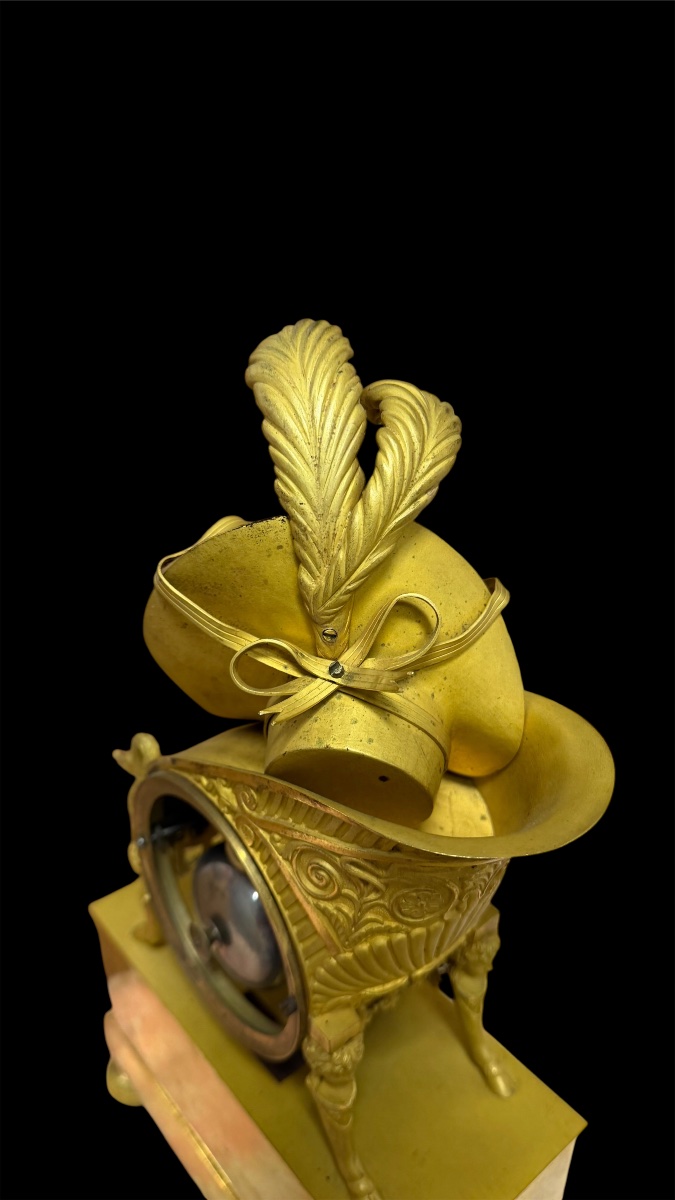 Pendule Empire “au chapeau bicorne napoléonien” avec angelot, bronze doré, Paris 1805-1810-photo-6