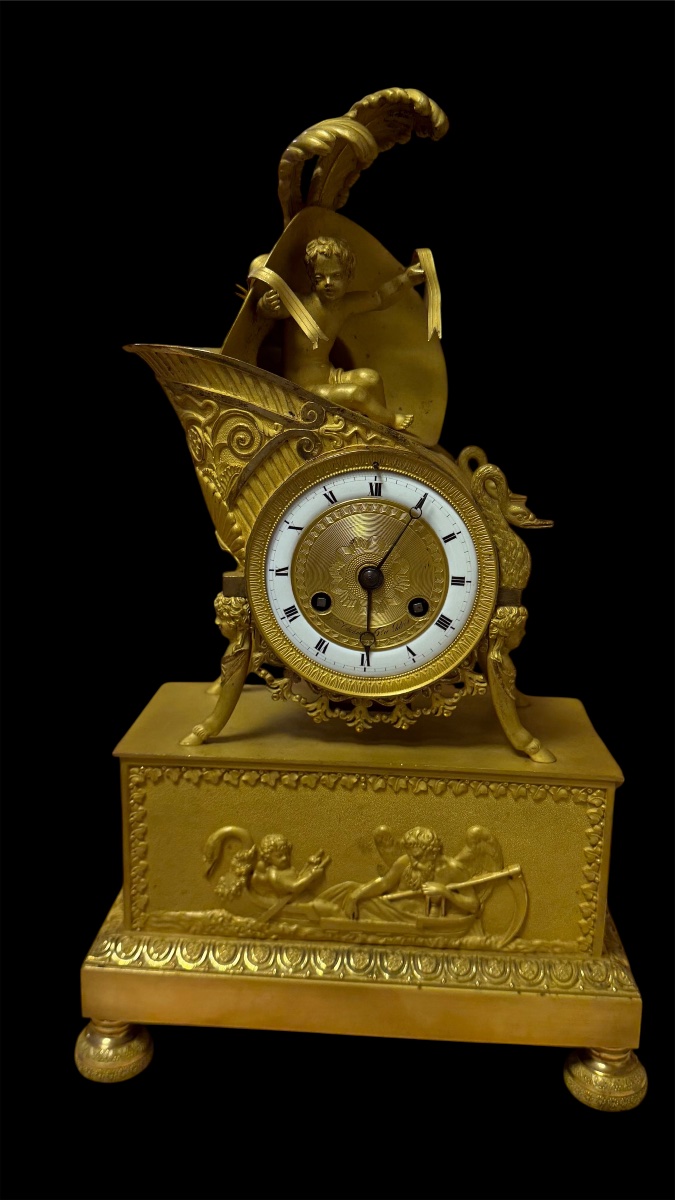 Pendule Empire “au chapeau bicorne napoléonien” avec angelot, bronze doré, Paris 1805-1810