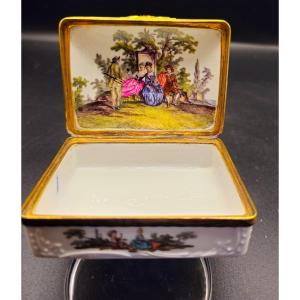 Tabatière en porcelaine de Berlin ornée de scènes de la Commedia dell'Arte et de Watteau