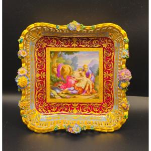 Petit plateau en porcelaine de Vienne 1830/40, Tancrède secourant Erminie