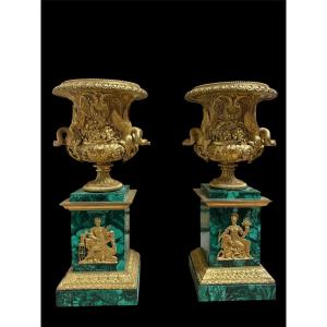 Paire de vases en bronze doré sur piédestaux en malachite, manufacture russe impériale, XIXe s.