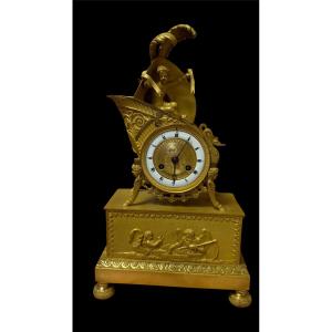Pendule Empire “au chapeau bicorne napoléonien” avec angelot, bronze doré, Paris 1805-1810