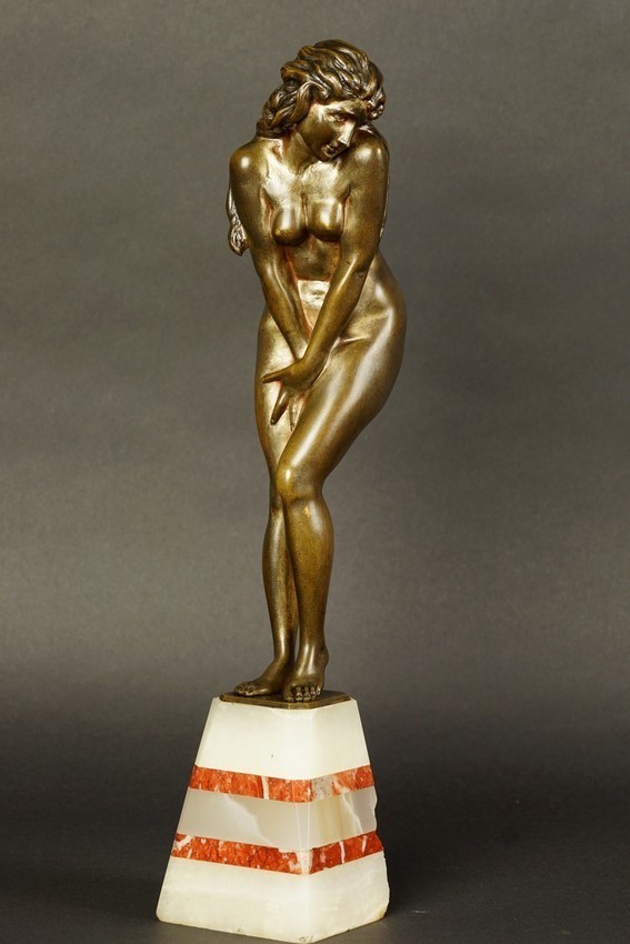 Femme Embarrassée, bronze, art déco, années 1920-1930. XXe siècle