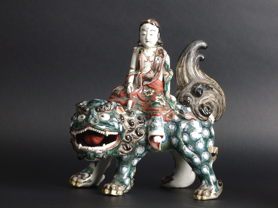 Guanyin sur le chien Foo, porcelaine, Japon, XIXe siècle