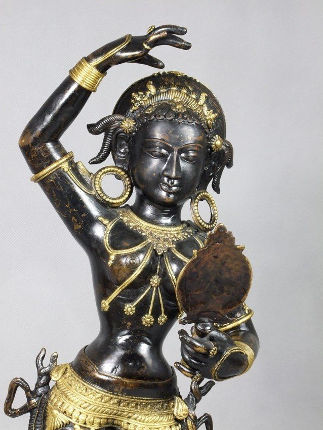 Danseuse indienne, bronze, hauteur : 93 cm, Inde, XIXe / XXe siècle.-photo-3