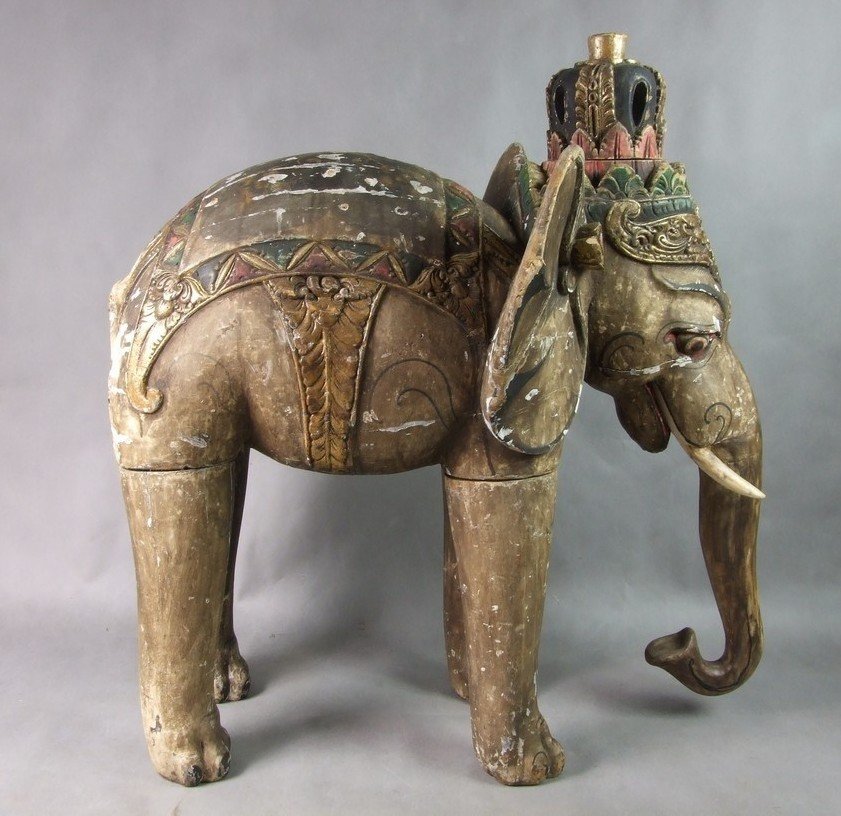Grand éléphant de cérémonie, bois polychrome, Inde, XIXe/XXe siècle.