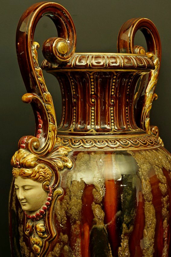 Vase orné de têtes de femmes, majolique, Sarreguemines, XIXe/XXe siècle.-photo-3