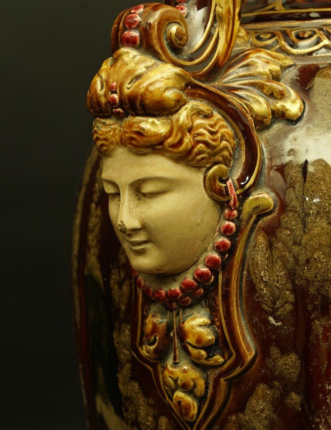 Vase orné de têtes de femmes, majolique, Sarreguemines, XIXe/XXe siècle.-photo-4