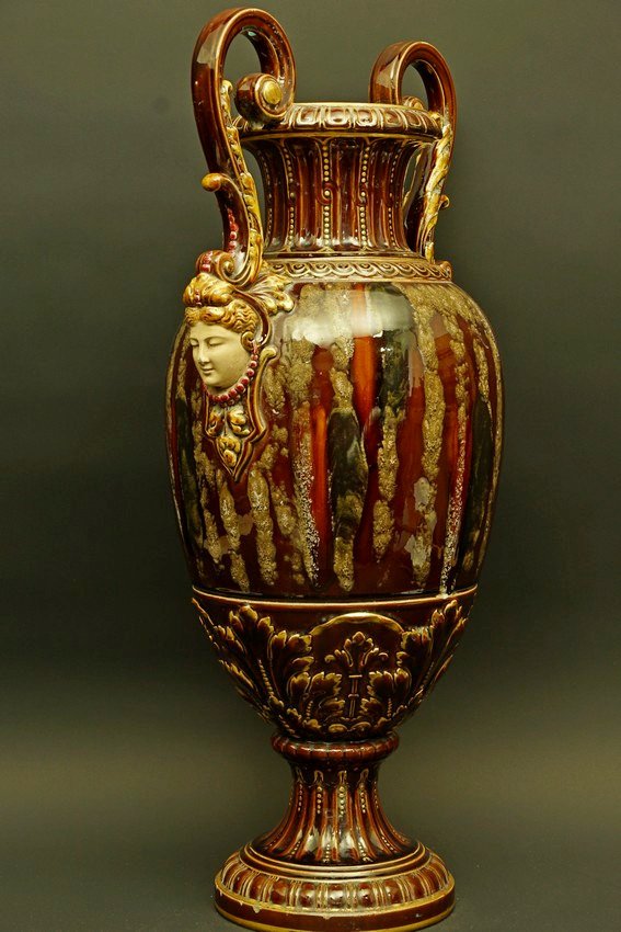 Vase orné de têtes de femmes, majolique, Sarreguemines, XIXe/XXe siècle.-photo-2