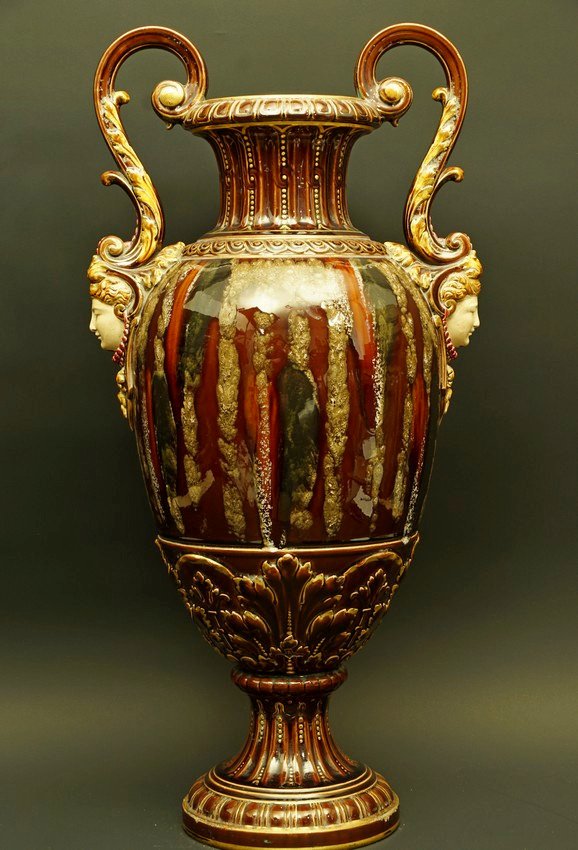 Vase orné de têtes de femmes, majolique, Sarreguemines, XIXe/XXe siècle.
