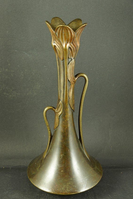 Vase Decorated With A Leaf Motif, Bronze, Japan, Meiji Era (1868–1912)-photo-1