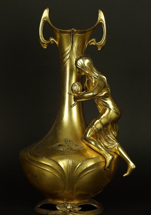 Vase représentant une nymphe, Art nouveau, étain doré, vers 1900.