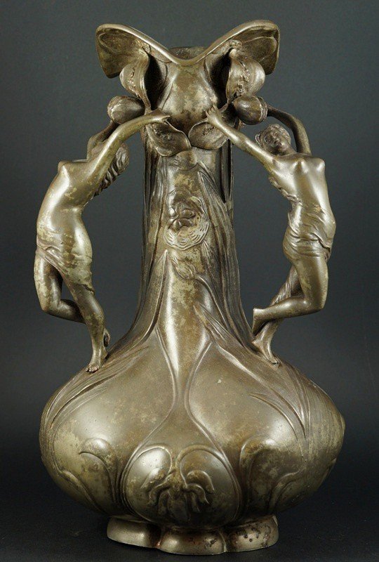 Vase aux nymphes, J-M. Petizon, étain, Paris, Art nouveau, vers 1900.
