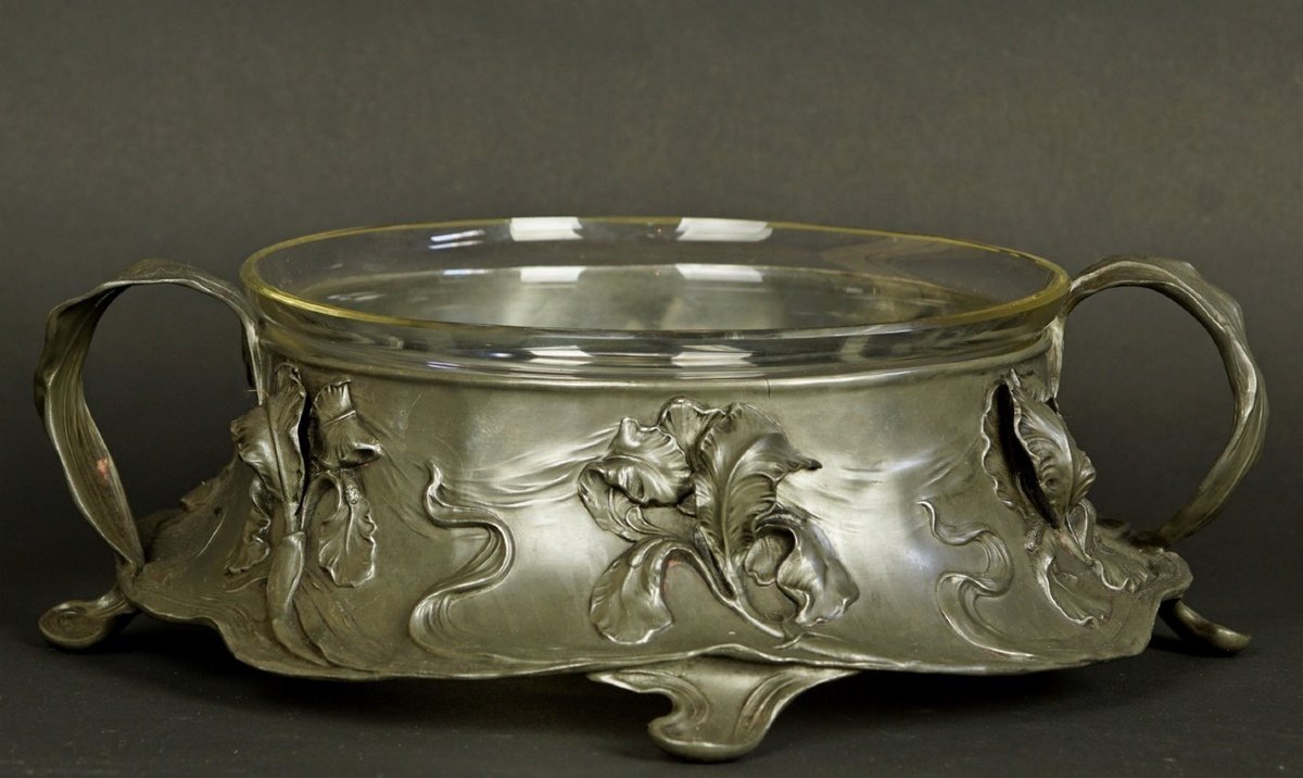 Plat à fruits orné d'iris, Art nouveau, étain et verre, France, vers 1900.