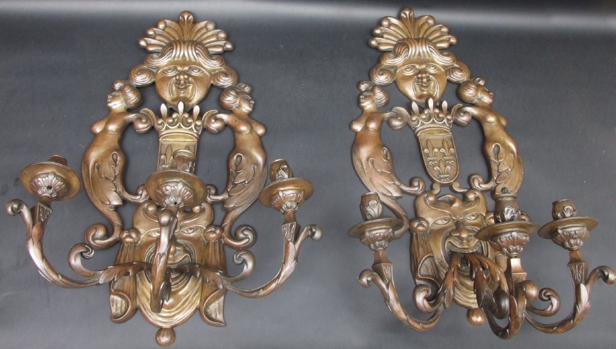 Paire d'appliques ornées de masques, bronze, XIXe siècle.