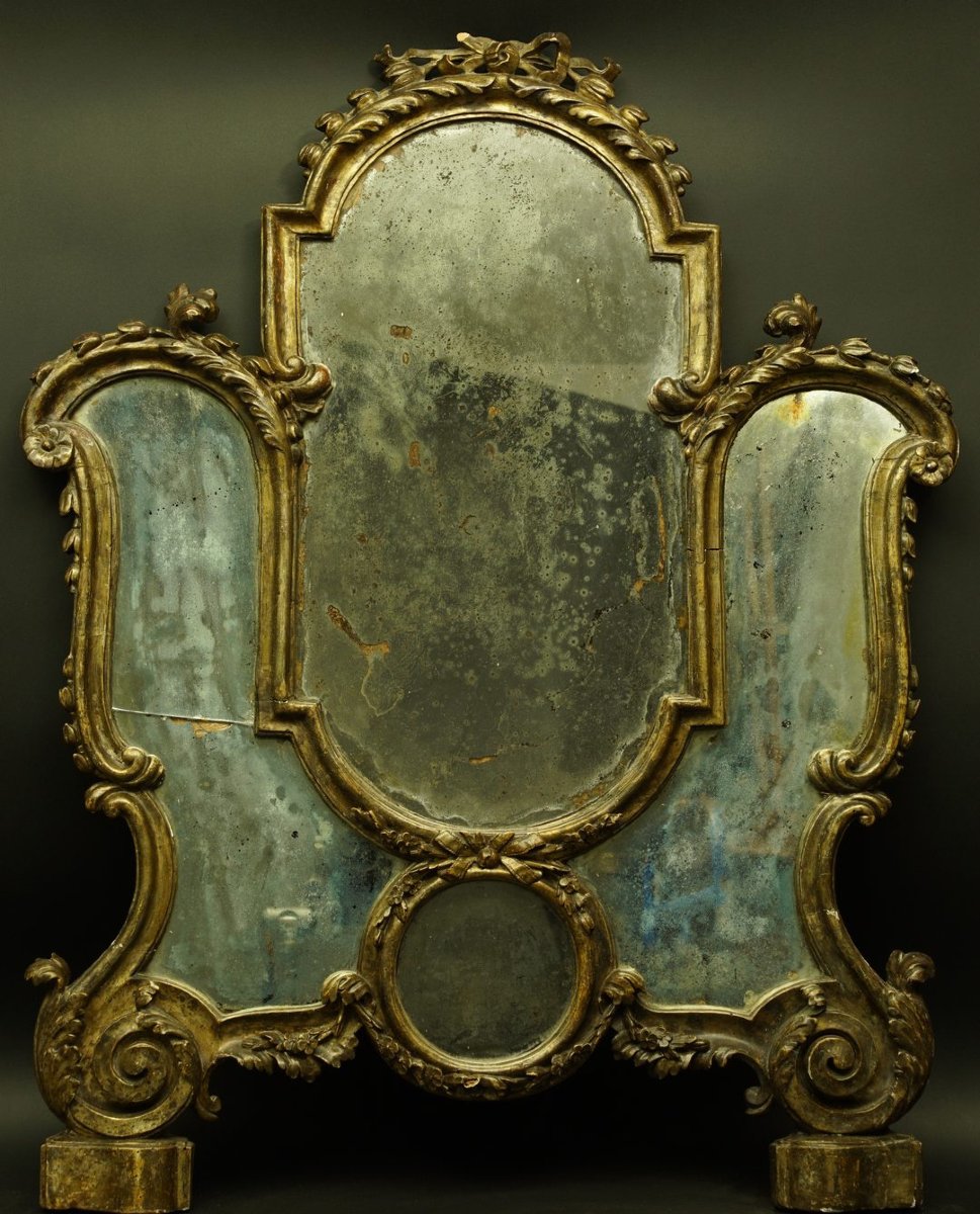 Miroir de style Louis XV, bois doré, XVIIIe siècle.